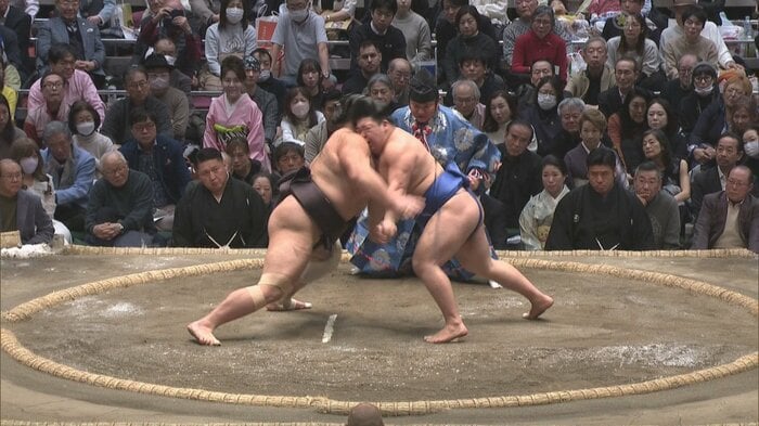 朝乃山と藤ノ川の一番