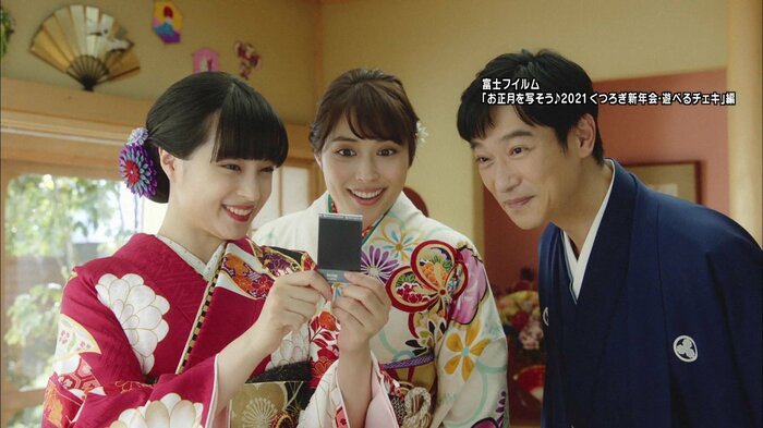 広瀬すず(左)広瀬アリス(中)堺雅人(右)