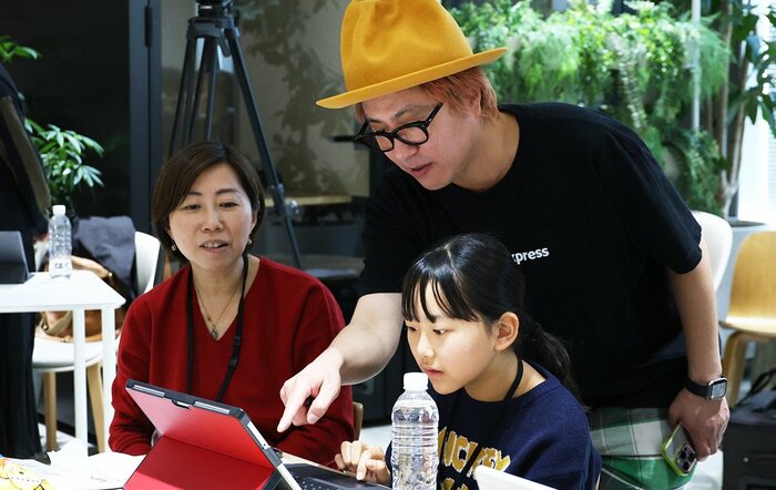 親子にレクチャーするイラストレーター・北沢直樹さん