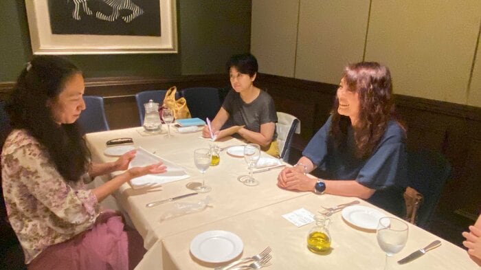 李一諾さん(一番左)、勝間和代さん(一番右)