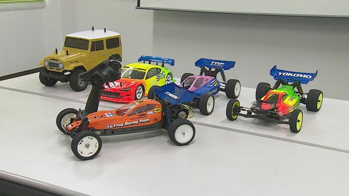 鈴木さんが組み上げたラジコンカー