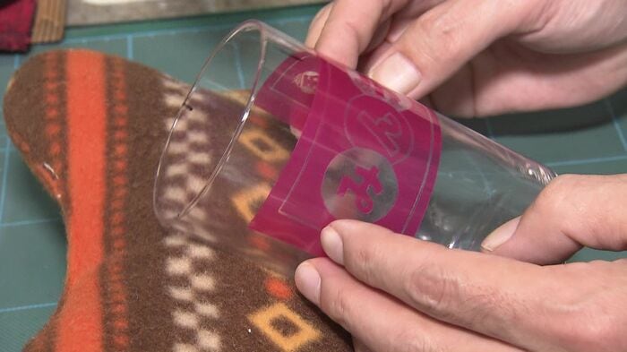 番組ロゴのグラス彫刻に挑戦！