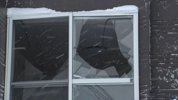 75棟で窓ガラスが破損するなど被害が出た