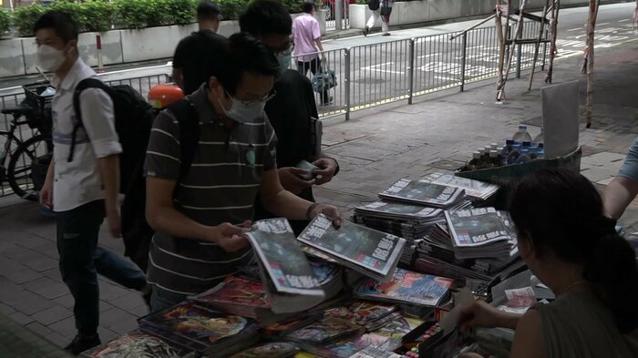 リンゴ日報を買い求める香港市民