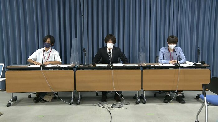 記者会見を行った東京大学2年生の杉浦蒼大さんら(午後1時 文科省)