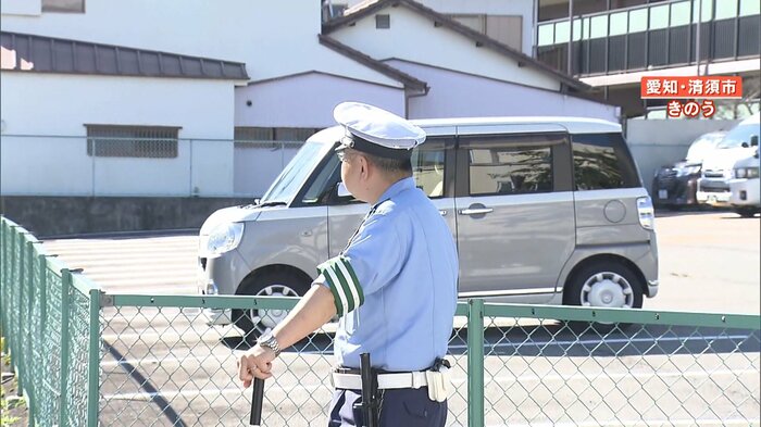 登校する小学生を見守る警察官