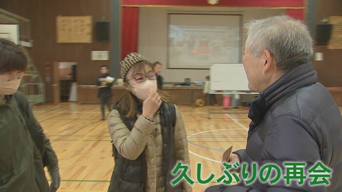 久しぶりの再会を喜ぶ住民たち