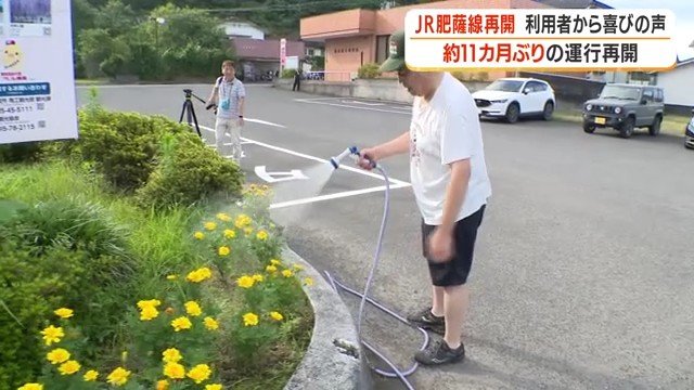生徒たちが植えた花に水をあげる地域住民