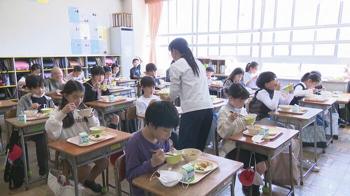給食を食べ始めると静かに