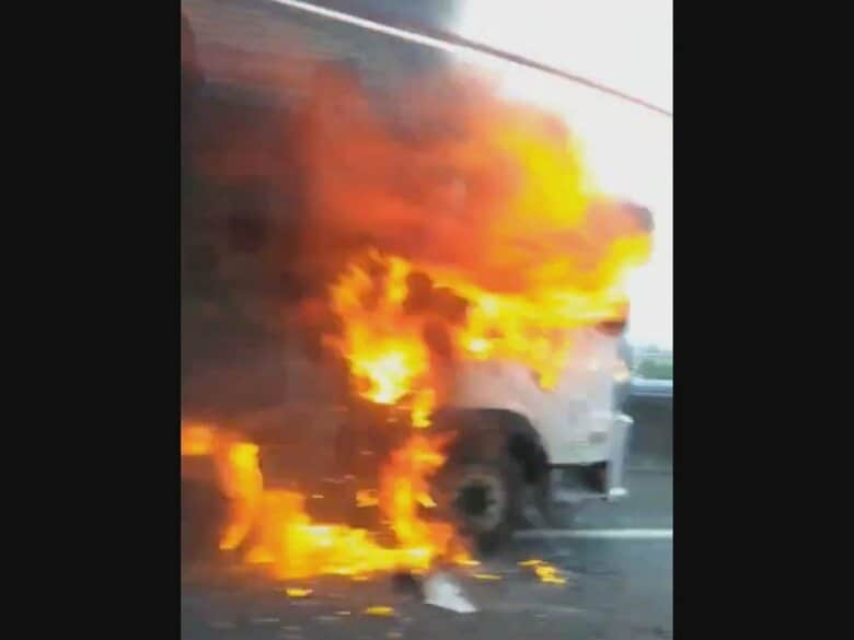 運転手「荷台部分が急に燃え出した」伊勢湾岸道で大型トラックが炎上 約3時間半にわたり一部通行止めに｜FNNプライムオンライン