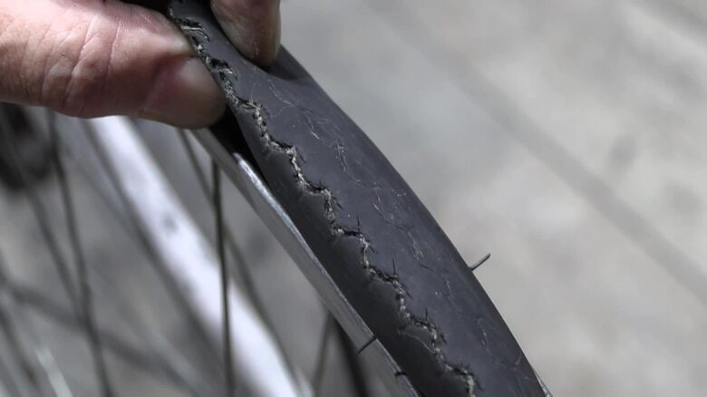 “災害級の暑さ”タイヤのトラブルに注意　“夏場に急増”自転車のパンクや“バースト”　プロが語る対策「いつもより空気少なめ、直射日光避ける」｜FNNプライムオンライン