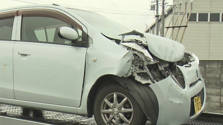 軽自動車を運転の80代女性が心肺停止の状態　国道で乗用車に追突　現場は直線で見通し良く、交差点を通り過ぎた後に追突したか｜FNNプライムオンライン