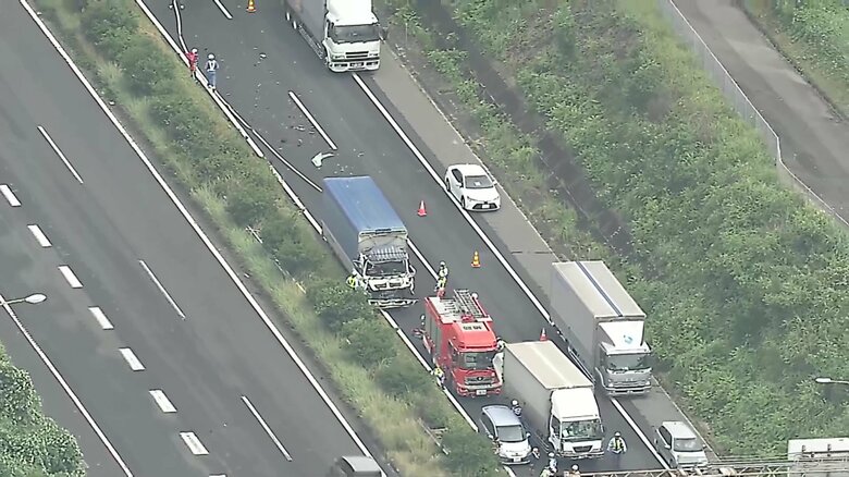 東名高速で玉突き事故…乗用車に後続のトラック2台が追突　3人ケガうち1人意識不明の重体　愛知・三好IC付近&lt;br /&gt;｜FNNプライムオンライン