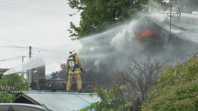 早朝の住宅火災　焼け跡から男性の遺体を発見　この家の79歳男性と連絡取れず　妻と息子は逃げて無事｜FNNプライムオンライン