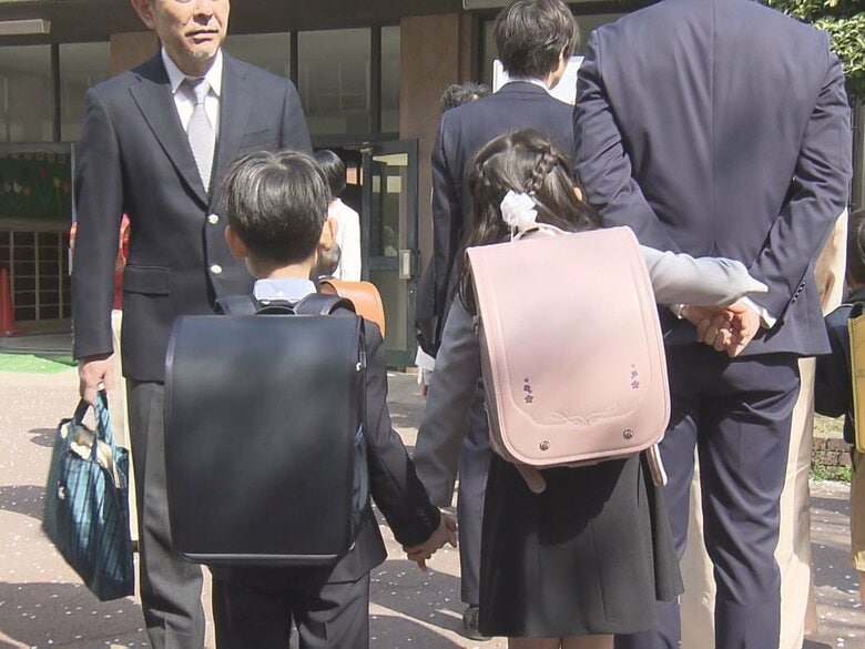 ピカピカのランドセル背負って登校…名古屋の公立小学校で入学式「二重飛びと一輪車がやりたい」｜FNNプライムオンライン