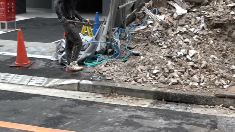 崩れたがれきは道路に流出