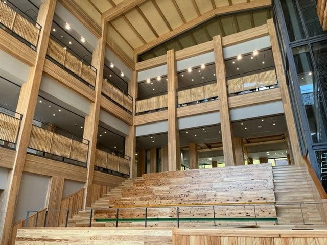 新校舎「グリーンコモンズ」では「観光はサステイナブルである」という理念をもとに学ぶ