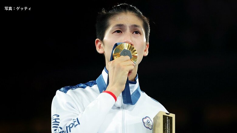 金メダルにキスをする林郁婷（リン・イクテイ）選手