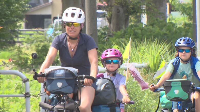 母・セリーヌさん（左）／次女・フィビーさん（中央）／長女・ナイラさん（右）