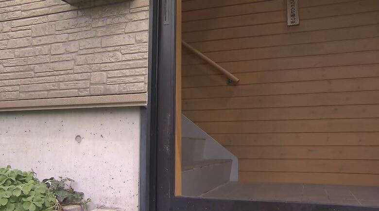 クマがガラスを割って住宅に侵入