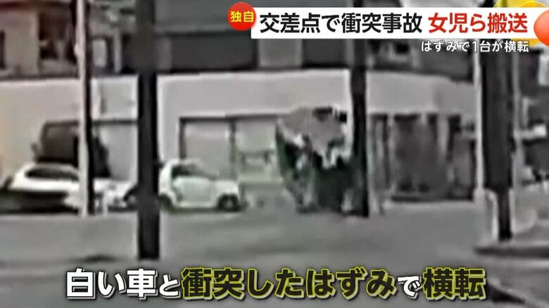 2台の車が衝突し1台が横転する瞬間（3日、愛知・名古屋市）（2）
