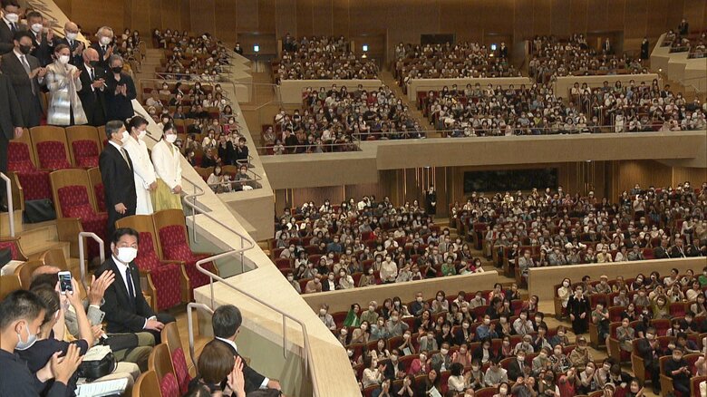 両陛下と愛子さまは、観客の拍手で迎えられた（午後2時ごろ 東京･港区）