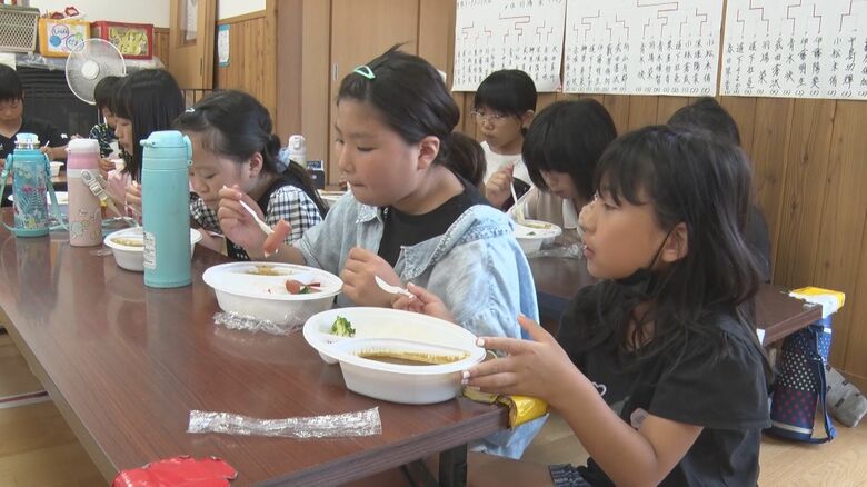 西箕輪小 学童クラブの昼食（この日はカレーライスを提供）