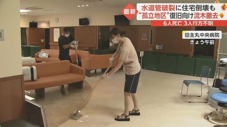 モップや雑巾で床を掃除する病院スタッフ（7月11日）