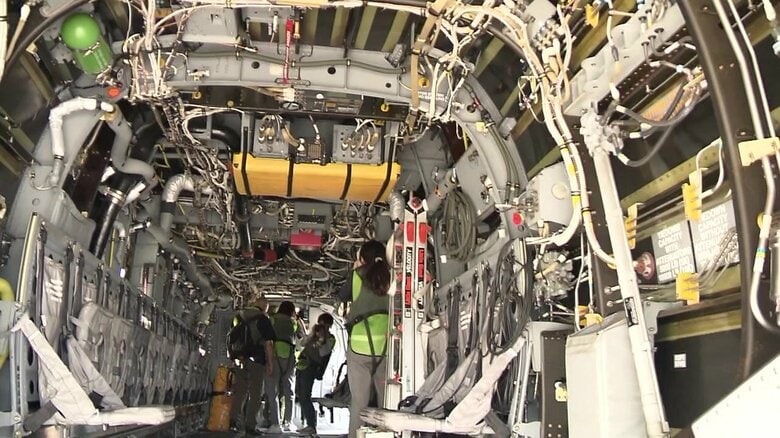 配線などがむき出しになっているオスプレイの内部