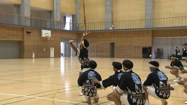 「秋工竿燈会」による演技
