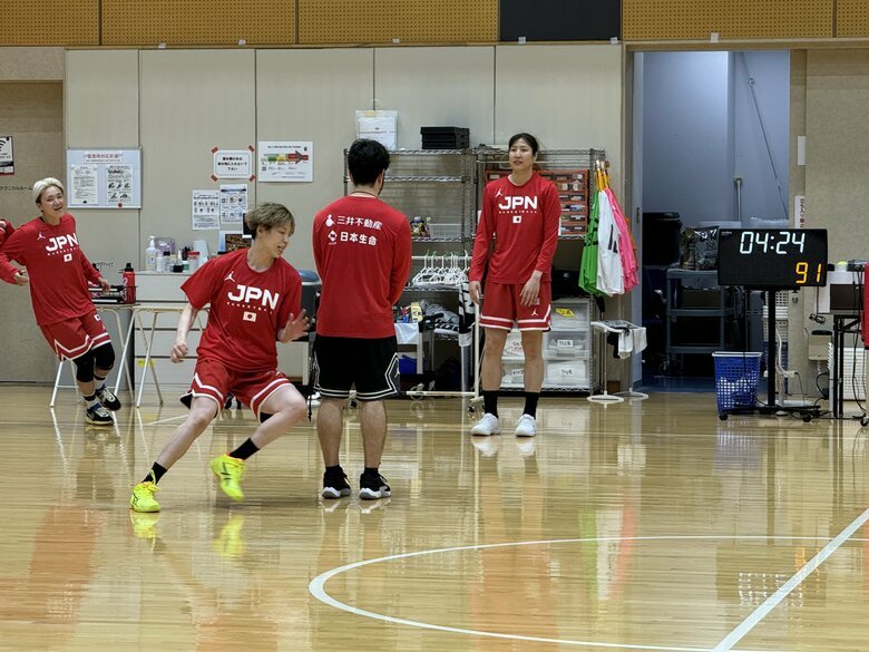 公開練習での林咲希（左から２番目）（7月1日、都内）
