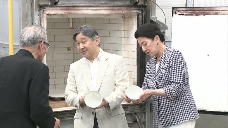 砥部焼について伝統工芸士から説明を受けられる天皇皇后両陛下