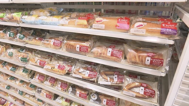 たくさんの商品が並ぶコンビニの棚