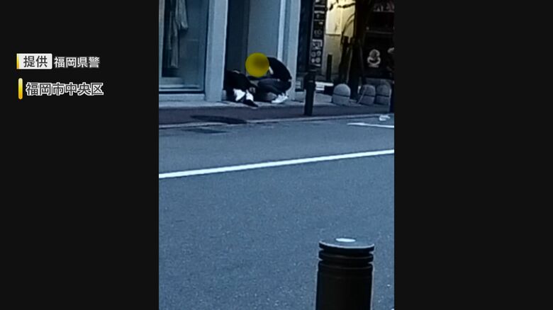 仮睡者から財布が盗まれる瞬間