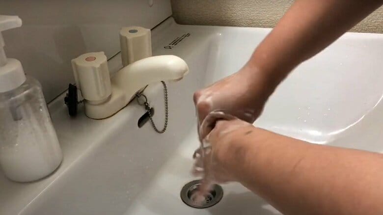 指はくるむようにしてくるくるこする（食環境衛生研究所のYouTubeより）