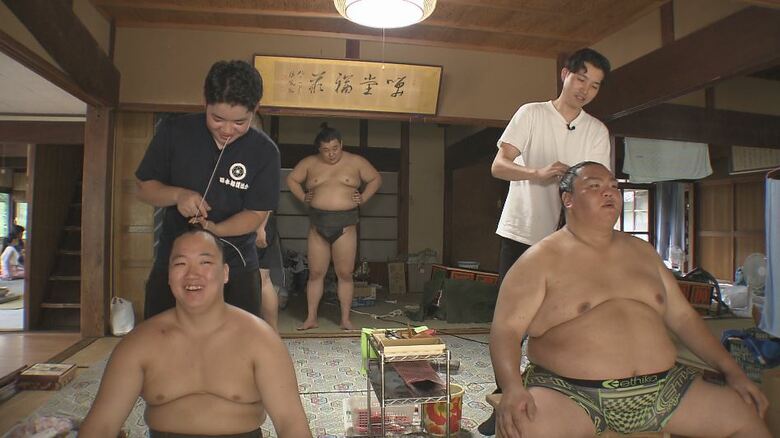 髷を結う床空さん（左）と先輩の床力さん
