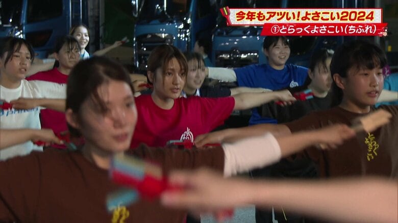 突然の振り付け変更に必死にくらいつく踊り子たち