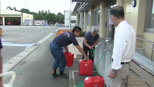 消防署で水を分けてもらう　避難指示区域での暮らしは母を守るため