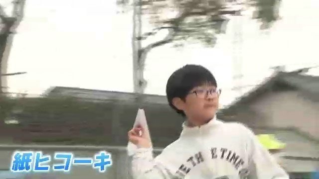 紙ヒコーキで遊ぶ子供たち