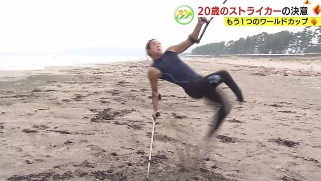 ビーチサッカーで体幹や腕力を強化