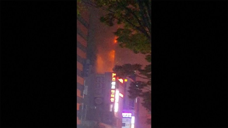 韓国高層ビルで大規模火災 屋上近くまで燃え広がる