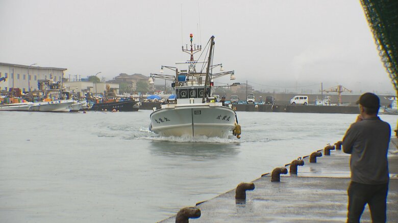 漁を終えて新湊漁港に戻る漁船