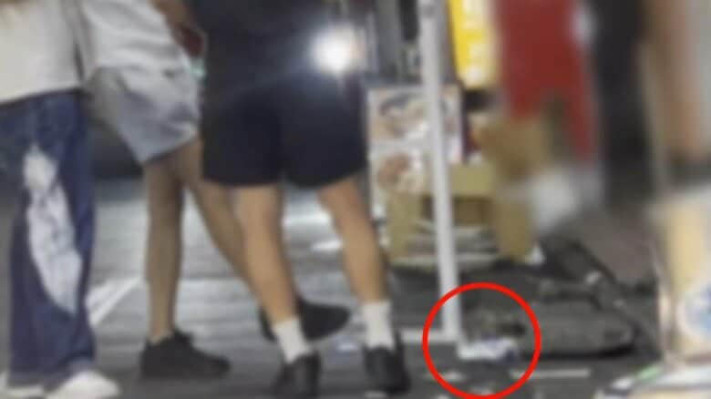 飲んでいた缶を道路にポイ捨てし、蹴る