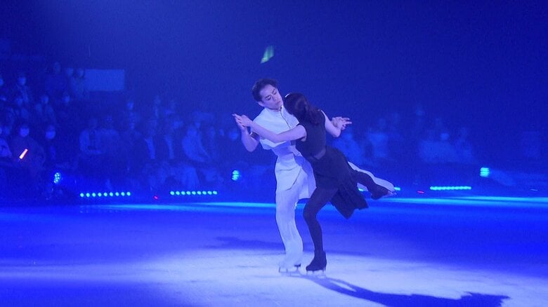 スケーターが滑る一番いい氷を目指して作業が進む