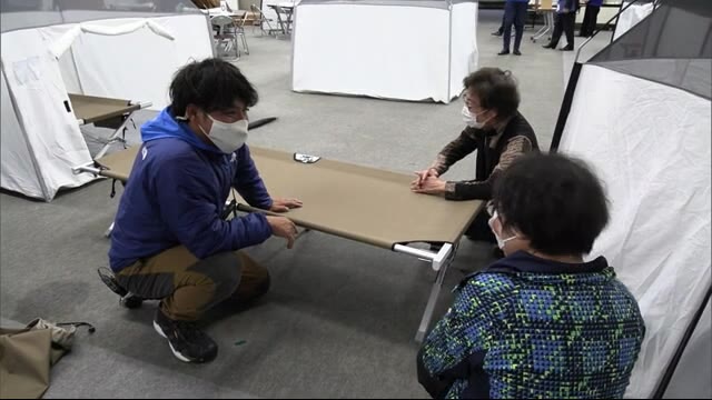 避難所で使えるテント設営に挑戦 秋田市で防災講座