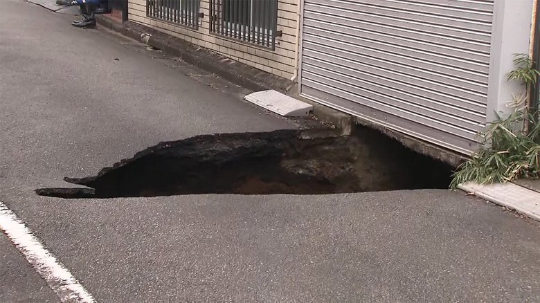 住宅街の道路陥没 壁にひび割れなど周辺で異変...工事との関連は 東京・調布市