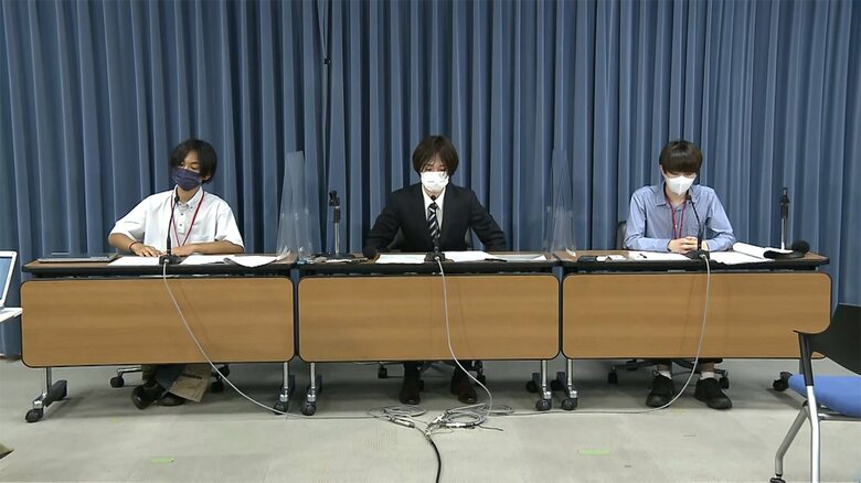 記者会見を行った東京大学2年生の杉浦蒼大さんら（午後1時 文科省）