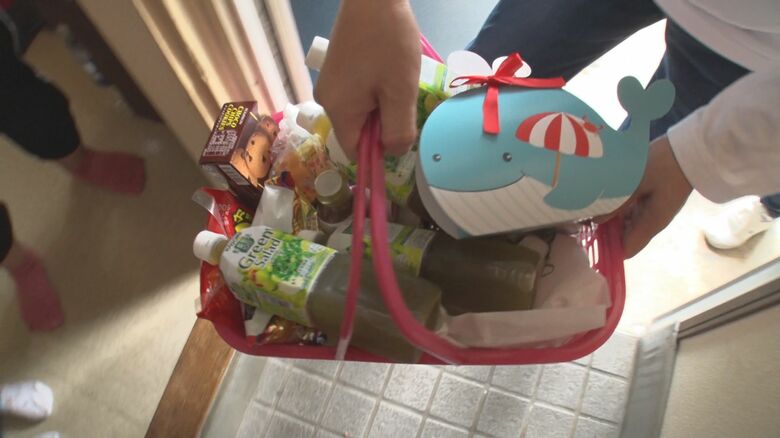 ひとり親家庭のもとへ食料品を配達