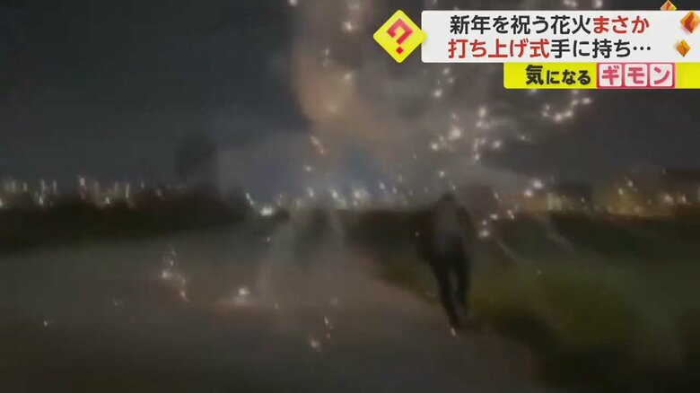 打ち上げ花火が男性の手の中で爆発する瞬間⑥