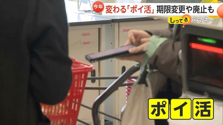 携帯を提示する客